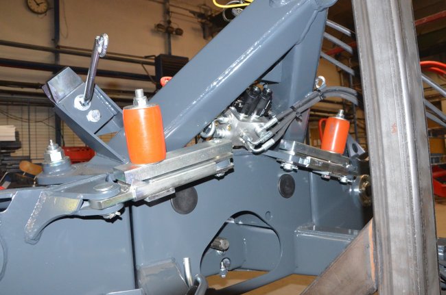 Elektrohydraulickým rozváděčem lze jednotlivě ovládat obě lišty z kabiny traktoru.