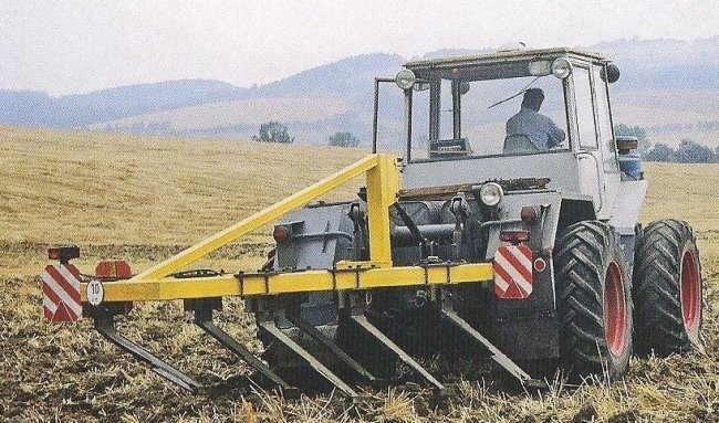 Na zadní části rámu traktoru ŠT 180 jsou vyvedeny 2 hydraulické výstupy pro nářadí, závěs pro přívěs a hydraulicky ovládaná ramena pro připojení pracovních strojů a nářadí.