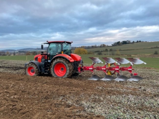Traktor Kubota M7-133 nachází na farmě využití především při těžších pracích. Během zpracovávání půdy je využíván například ve spojení s obracecím pluhem.
