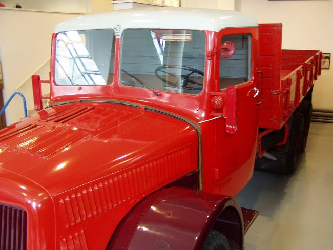 Na pohled nejvýznamnější změny zaznamenala v průběhu výroby kabina řidiče, která byla u prvních vozů velmi jednoduchých hranatých tvarů s malými okny.