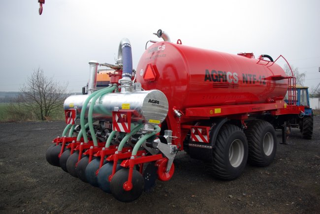 Podvozek návěsu ZDT AGRIMEGA je možné osadit cisternou o objemu od 8 m3 do 22 m3 v kovovém, plastovém nebo zinkovaném provedení.