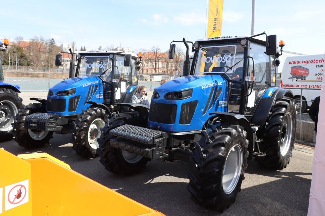 Traktor Farmtrac 9130 DTV (vpravo) si na veletrhu SILVA REGINA odbyl premiéru.