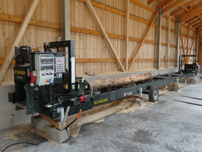 Technicky velmi pokroková kotoučová pila švédské výroby na zpracování měkkého i tvrdého dřeva.