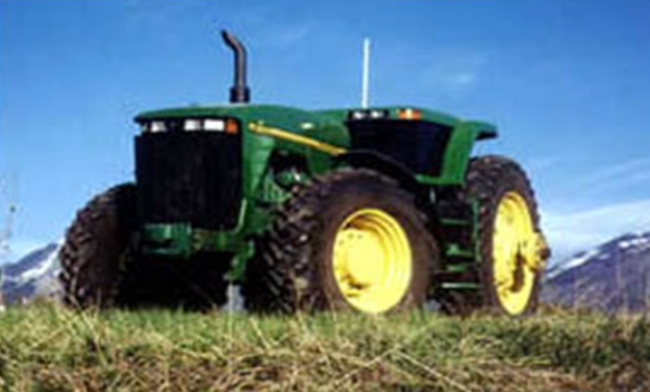 Podařilo se nám najít ještě tuto nepříliš kvalitní fotografii autonomního traktoru John Deere 8200.