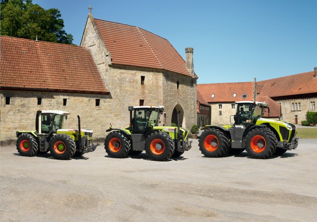 Model CLAAS XERION 2500, poprvé představený v roce 1993, byl nejuniverzálnějším velkým traktorem a zároveň prvním traktorem v sortimentu společnosti CLAAS od dob nosiče nářadí "Huckepack".