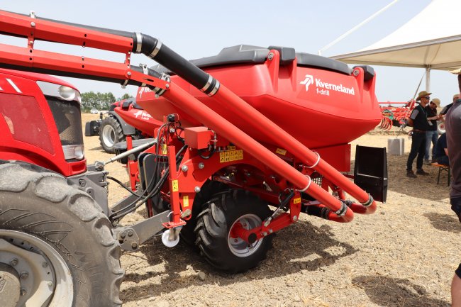 Kola (stejné pneumatiky používá secí stroj Kverneland U-Drill) slouží pro snížení zatížení přední nápravy traktoru.