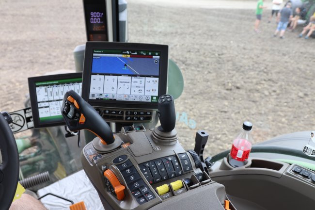 Pro ovládání funkcí traktoru John Deere a připojeného nářadí je k dispozici multifunkční joystick CommandPRO s konfigurovatelnými tlačítky a integrovaný displej.