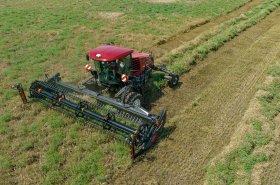 Čeští pěstitelé byli seznámeni s průběhem dvoufázové sklizně plodin strojem MacDon M1170 NT5 Windrower