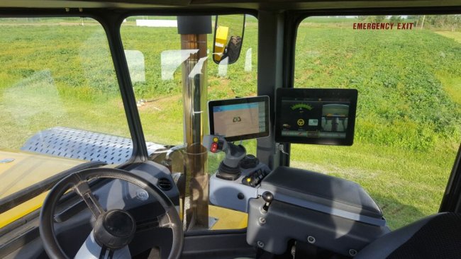 Každý modernizovaný traktor ACO 460 je vybaven novou kabinou.