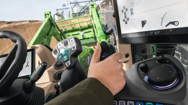 Součástí standardní výbavy nových traktorů Fendt 700 Vario je i multifunkční joystick, na přání mohou být vozidla opatřeny i druhou křížovou či víceúrovňovou pákou (3L joystickem).