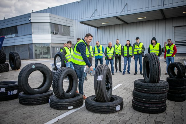 Na prvním stanovišti nám Kamil Sloupenský představil pneumatiky určené pro přívěsné vozíky, dodávkové vozy, nákladní vozy a návěsy.