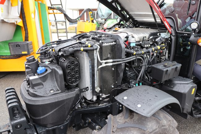 Pohled na celý motorový prostor traktoru Case IH Quantum – boční kryty lze snadno demontovat.
