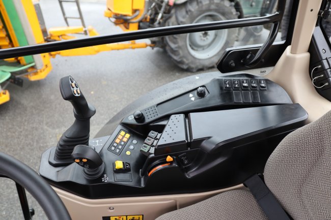 Pravý ovládací panel traktoru Case IH Quantum.