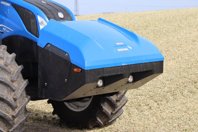 Přídavná nádrž traktoru New Holland T6.180 Methane Power plní i funkci závaží.