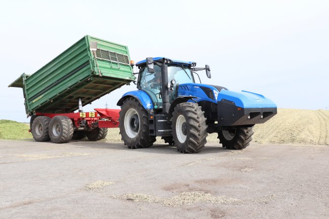 Traktor New Holland T6.180 Methane Power jsme zastihli při odvozu kukuřice.