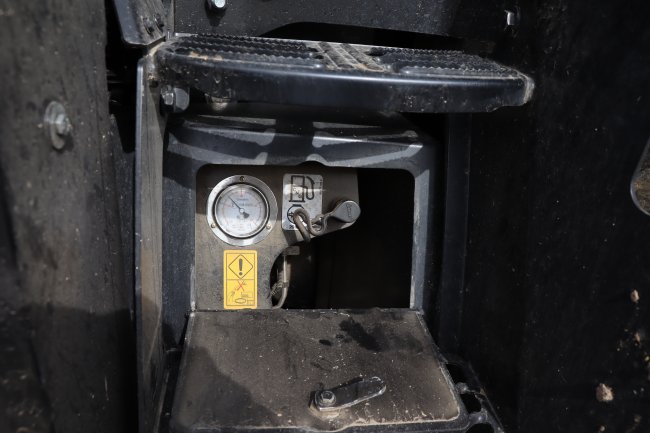 Plnění paliva se provádí prostřednictvím ventilu umístěného poblíž schodů po levé straně kabiny a za pomocí plnicí koncovky NGV1.