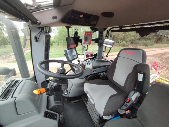 Prémiová kabina traktoru Steyr Absolut 6200 CVT.