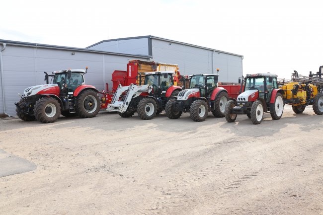Firma AGRO Fabičovic provozuje čtyři traktory značky Steyr.