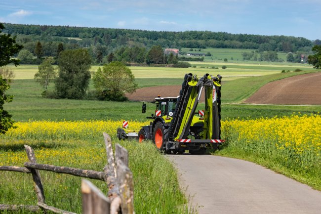 I přes značný pracovní záběr zůstává přepravní výška žacího stroje CLAAS DISCO nižší než 4 metry, přičemž jeho těžiště se přesouvá na nápravu traktoru.