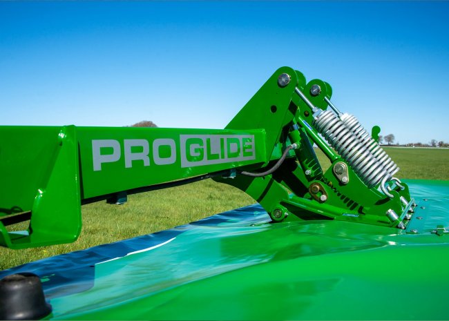Žací stroj McHale Pro Glide se liší tím, že je vybaven patentovaným 3D systémem odpružení kopírující terén. 
