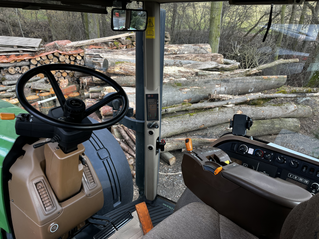 Kabina traktoru John Deere 8430 vybavena aktivní sedačkou a loketní opěrkou.