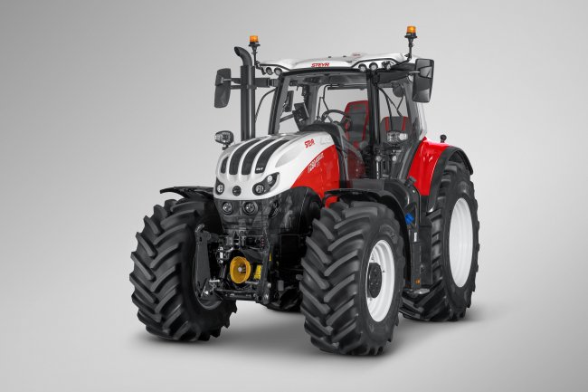 Nový traktor Steyr 6280 Absolut CVT se vyznačuje osvěženým designem, který zahrnuje nová výkonná LED světla, díky nimž je práce v noci přesnější, bezpečnější a pro obsluhu méně únavná.