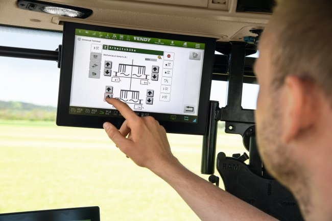 Pomocí systému ISOBUS obsluha nastavuje pracovní záběr a šířku řádku přímo z kabiny traktoru.