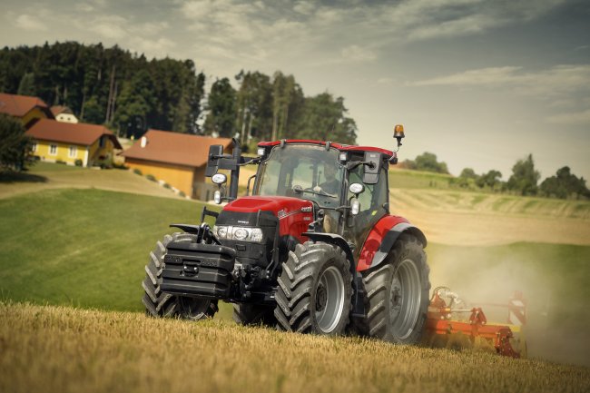 Nová šestisloupková kabina traktoru Case IH Farmall C Selection má šest vnějších pracovních světel a široké schůdky.