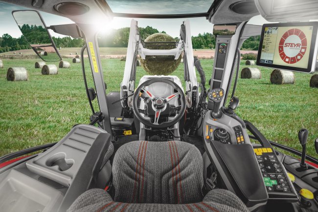 Uvnitř kabiny traktoru Steyr Expert CVT byla vylepšena kvalita čalounění, stejně jako lícování a povrchová úprava čalounění stropu a sloupků.