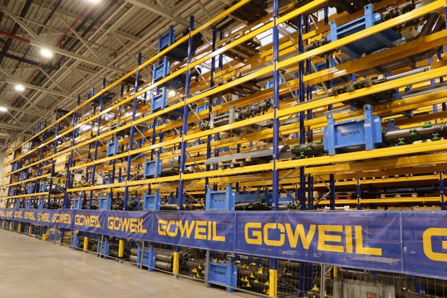 Ve výrobní hale společnosti Göweil se nachází i vysoký regál s 4 670 místy pro palety.