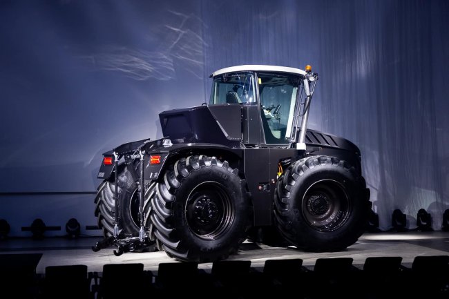 Sériová verze hybridního traktoru AUGA M1 využívá komponenty od světově uznávaných výrobců, například spalovací motor Ford a kabinu CLAAS.
