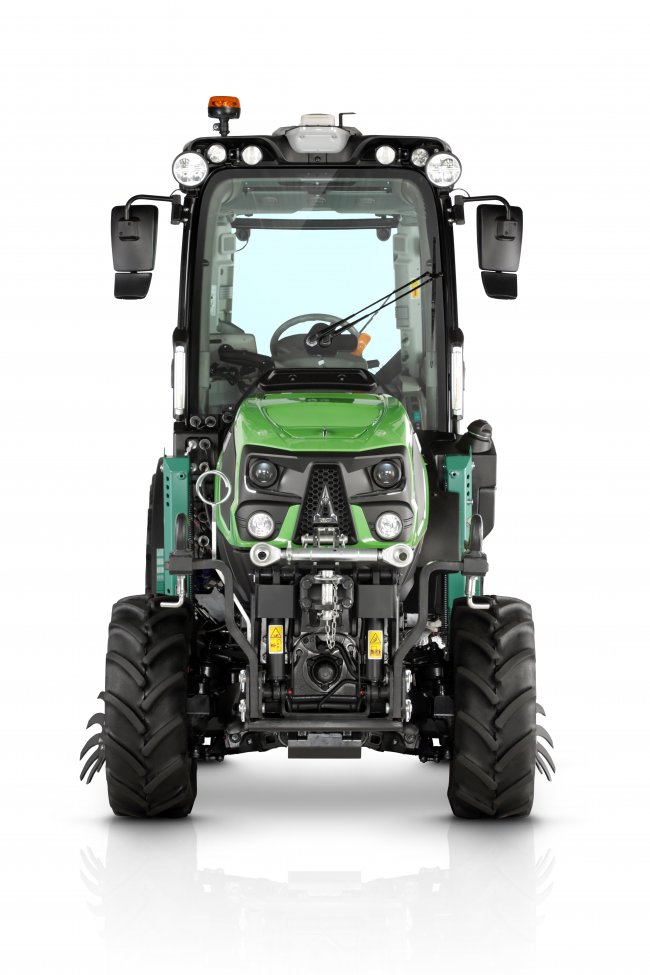 Nový úzký středový rám je kompatibilní s novými traktory řady Deutz-Fahr 5 DS Stage V (modely 95/105/115), jejichž minimální celková šířka je 1,2 metru.