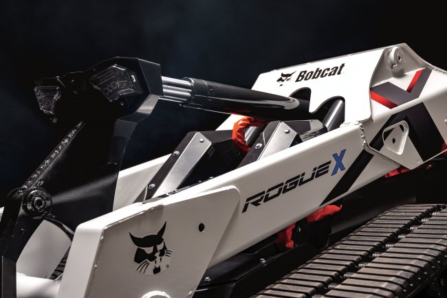 Konstrukcí nakladače bez kabiny a využitím pokročilé kinematiky nabízí Bobcat RogueX v rámci jediného stroje ojedinělou funkčnost nové generace včetně vertikální i radiální dráhy zdvihu.