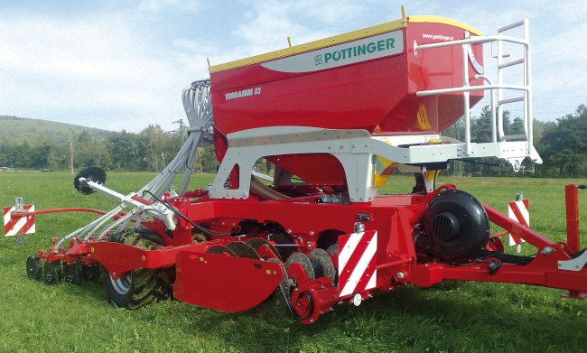 S univerzálním secím strojem Pöttinger TERRASEM R3 se záběrem tři metry sejí na farmě všechny plodiny na orné půdě. Ročně zaseje kolem 140 až 150 ha a bez problémů pracuje i s traktorem o výkonu 120 k.