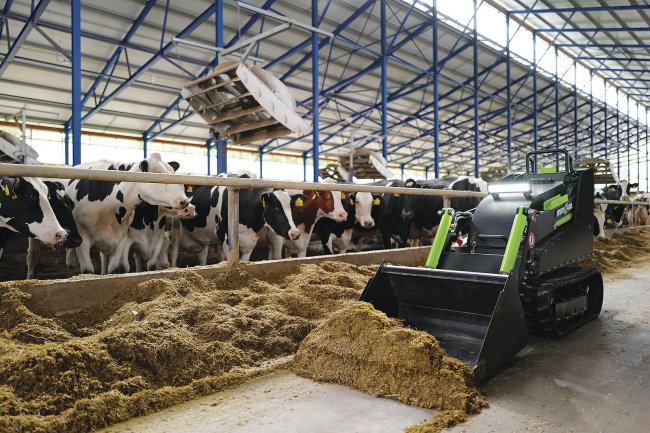 Výhodou elektrických nakladačů FIRSTGREEN jsou nulové emise a tichý chod. Zemědělci je proto ocení například ve stáji či kravínu. Na fotografii model FIRSTGREEN MINIZ.