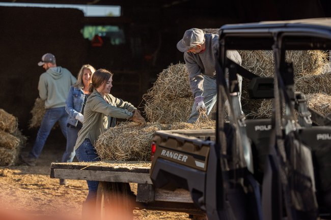 Polaris Ranger není pouze výkonné a spolehlivé vozidlo pro zemědělce, ale nabízí také vynikající pohodlí a praktické vybavení.