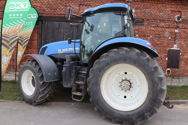 Traktor je konkrétně obut do pneumatik BKT AGRIMAX V-FLECTO o rozměru VF710/60 R42 vzadu a VF600/60 R30 vpředu.