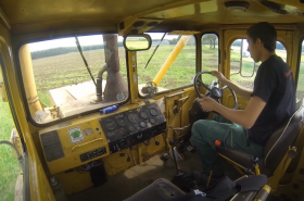 Proč je u sovětských traktorů volant na pravé straně?