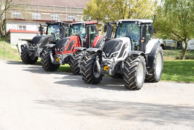 Společnosti Agroobchod Nové Strašecí se zabývá prodejem a servis zemědělské techniky. Na snímku traktory Valtra.