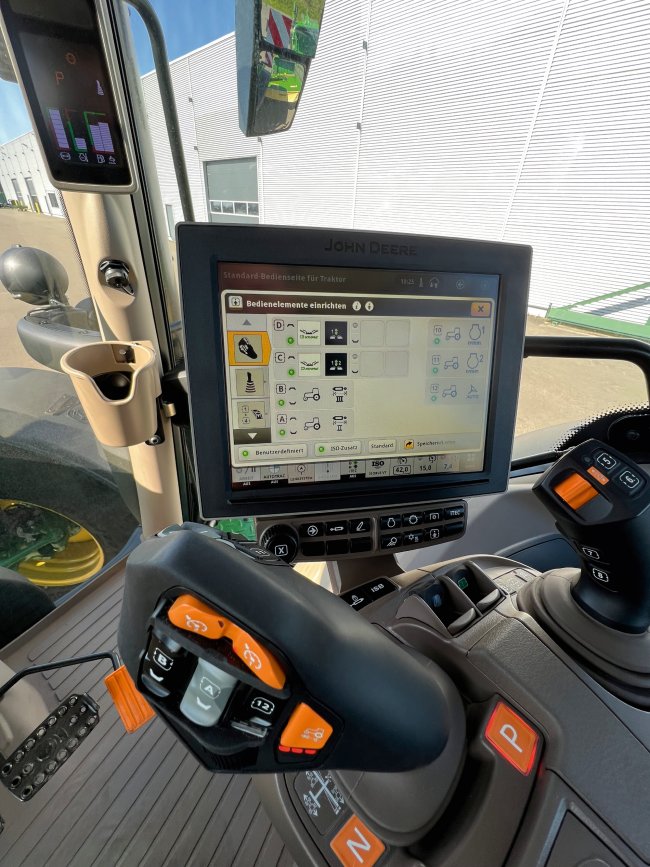 Systém zapojení Krone PreSelect Digital nabízí všechny funkce jako Krone PreSelect DS 50. Rozdíl spočívá v tom, že je stroj připojen kabelem do ISOBUS zásuvky traktoru a zobrazení ovládacího rozhraní s možností výběru předvolby požadované funkce je na UT terminále traktoru.