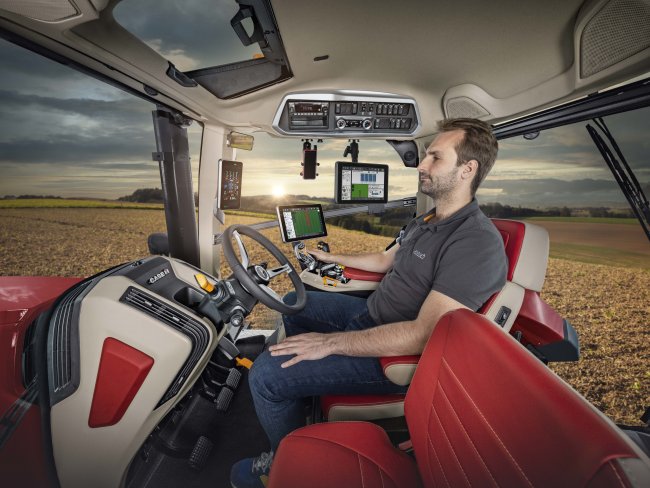Nový design kabiny traktoru Case IH Puma poskytuje o 8 % větší objem, takže obsluha má více místa pro hlavu a nohy a další úložné prostory.