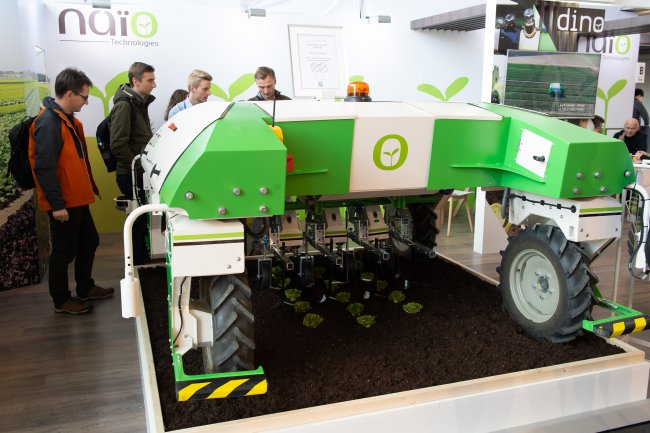 Stále více autonomních polních robotů vykonává práce, jako je setí, hnojení, okopávání a sklizeň.