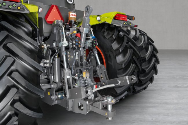 Volitelný zadní závěs traktoru Claas Xerion 12 dokáže bez námahy zvednout až 13,6 tuny.
