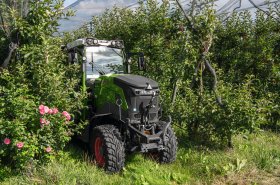 Fendt nadále vyvíjí elektrický traktor, nejnovějším modelem je Fendt e107 V Vario se speciálními pneumatikami