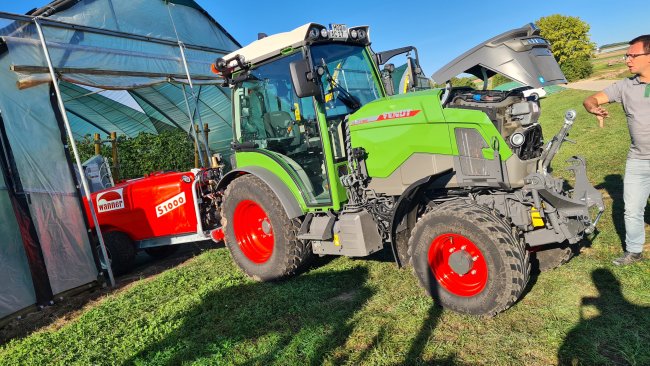 E-traktor Fendt e107 V Vario je standardně vybaven pneumatikami 280/70 R16 pro přední nápravu a 380/70 R24 pro zadní nápravu.