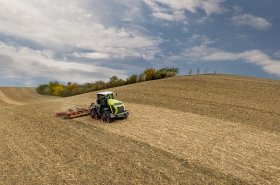 Za volantem traktoru Claas Xerion 12.650 v kopcovitém terénu jižní Moravy