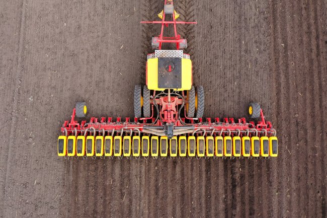 Kapalné hnojivo lze aplikovat buď do řádku s osivem prostřednictvím řádkových jednotek, nebo vedle řádku prostřednictvím hnojivových botek.