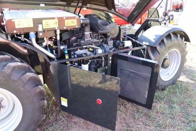 Snadný přístup k motoru manipulátoru Case IH Farmlift.