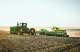 John Deere 9RX 830 oficiálně: Nový nejvýkonnější sériově vyráběný traktor na světě míří do Evropy