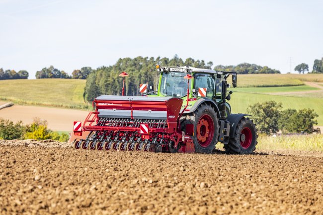Secí stroj Horsch Versa 3 KR o hmotnosti tři tuny je kompatibilní s traktory o výkonu od 160 koní a vypořádá se s nejrůznějšími typy osiva a plodin.